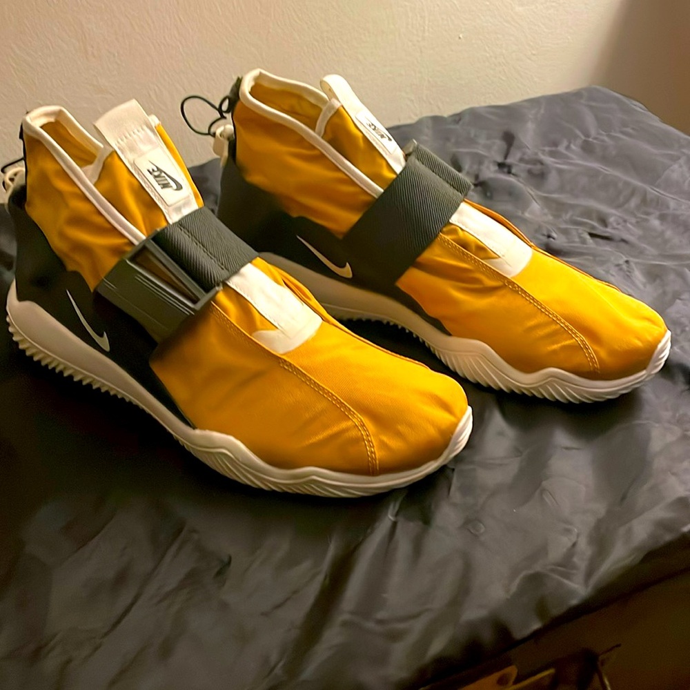 Like new, worn maybe once. Nike, AA2211-700 10.5 Yellow Used.